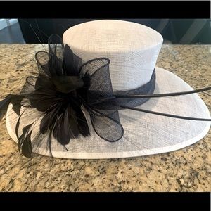 Fabulous Derby Hat - white with navy blue bow.
